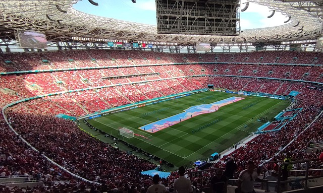 等中场的默 等中场的默